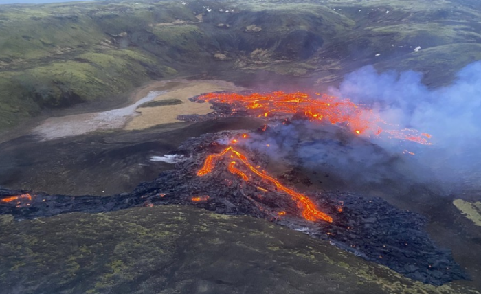 冰島首都雷克雅維克附近爆發小規模火山噴發，岩漿湧出天際