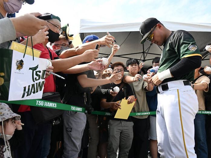 台鋼春訓吸引超過500名球迷參觀！近距離互動大王、洪總增添球迷熱情