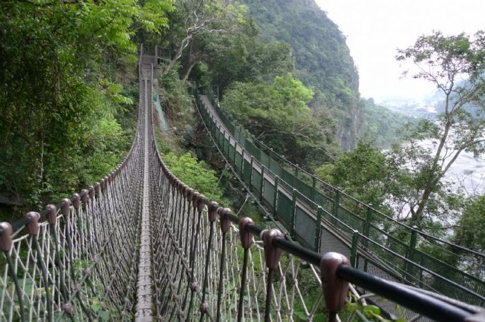 小錐麓步道的一家三口在地震中遭遇不幸，尪遭活埋慘死，妻子則淚求尋找已斷肢的身體，搜救隊最終找到了。