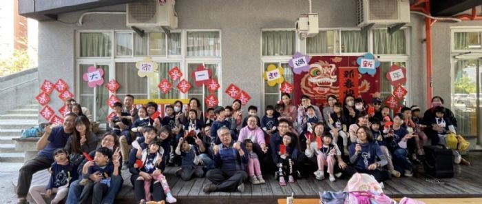 孩子們榕樹下的圍爐 河堤國小附設幼兒園親師生「榕樹下一起過年」