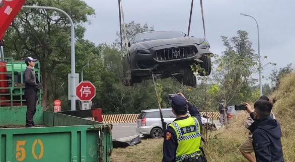 何潤東遭追撞！瑪莎拉蒂車尾全爛、副導卡車內 金門警方還原現場