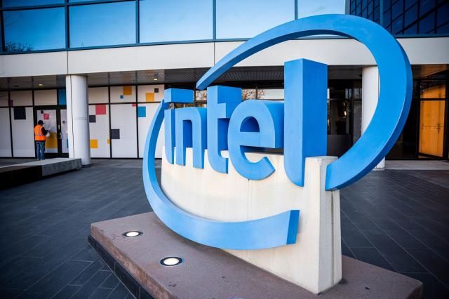 Intel宣布：預計到2025年將推動超過1億台AI PC進入市場