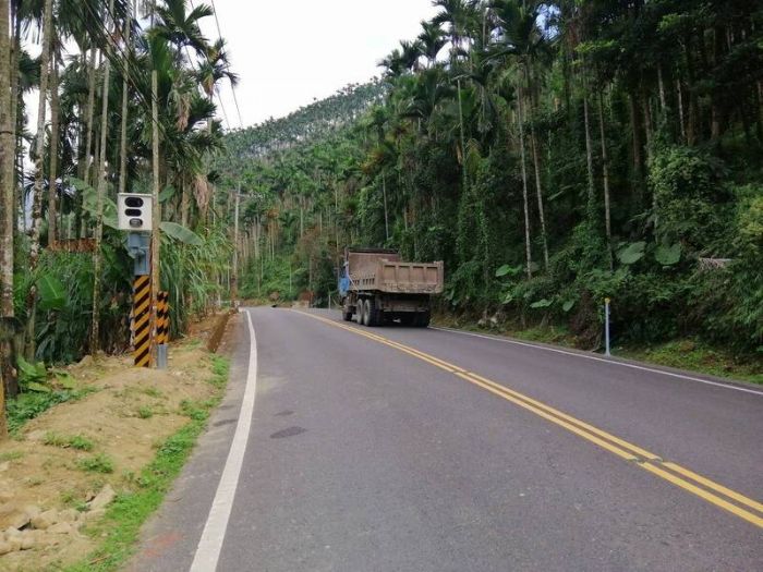 山區發生嚴重車禍！一名無照駕駛騎著摩托車在山路上飆彎，不慎撞上女性騎士，導致騎士的公路車全毀。事後，業界人士驚訝地透露了可能的賠償情況。