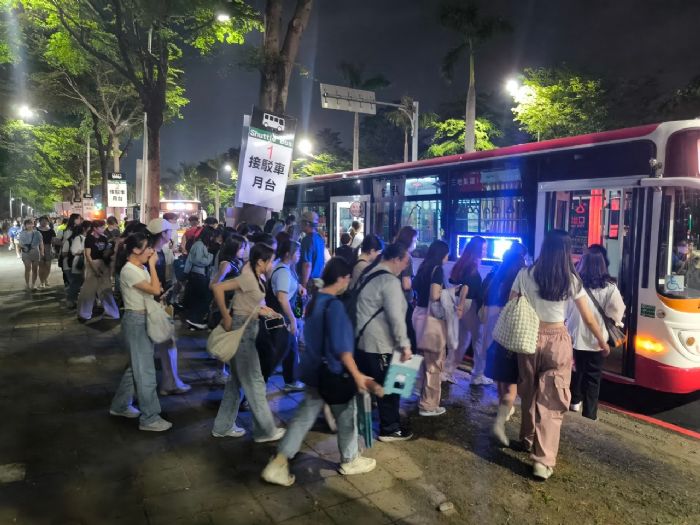 高雄世運主場館舉行《GOLDEN WAVE in TAIWAN》演唱會：觀眾熱情高漲，交通順暢達成完美配合