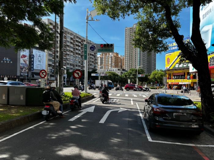 高雄市交通局調整號誌秒數，為民眾減少夏日停等時間