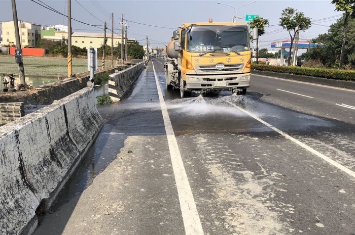 屏東縣環保局提醒：農耕機清潔，守護道路安全與環境