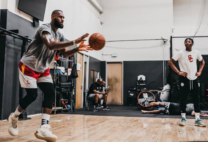 NBA傳奇球星「J博士」評選歷史前十大球星，LeBron James和Stephen Curry未上榜引發討論