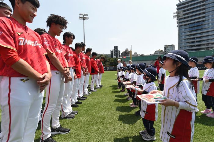 榮耀時刻！味全龍冠軍球員與十大幼兒園小朋友的特別相遇