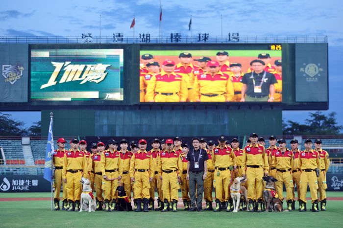 高雄之光：台鋼雄鷹澄清湖主題月揭幕