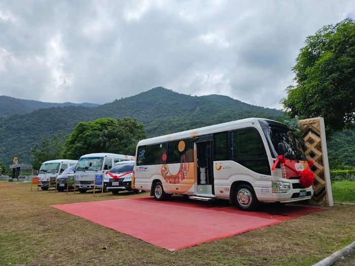 屏東來義鄉幸福巴士再添新車，助學接駁服務全面升級