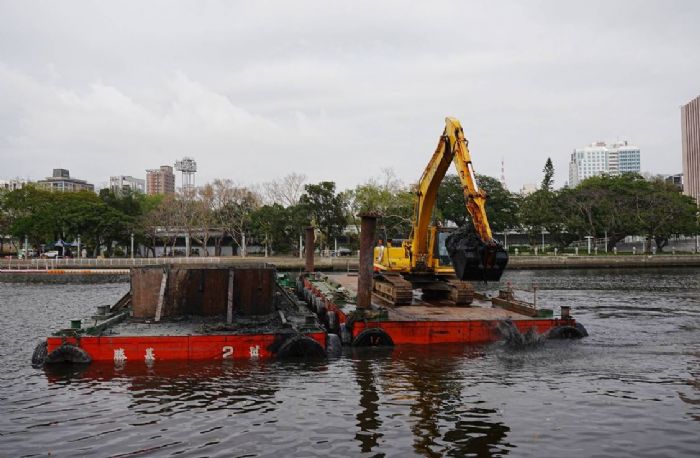 高雄水利局展開愛河河道底泥清疏工程，期待提升河道品質