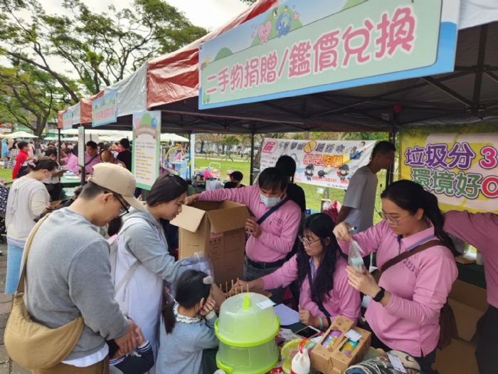 屏東二手市集溫馨開跑 | 馬克杯義賣創佳績，二手寶物挖不完