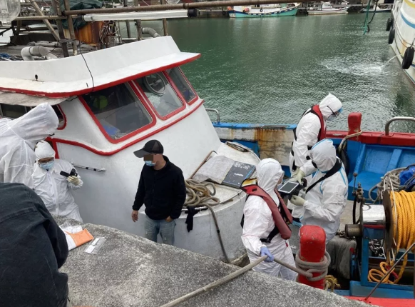 公海接駁、漲潮搶灘運毒上岸 漁港平台挖「隧道」