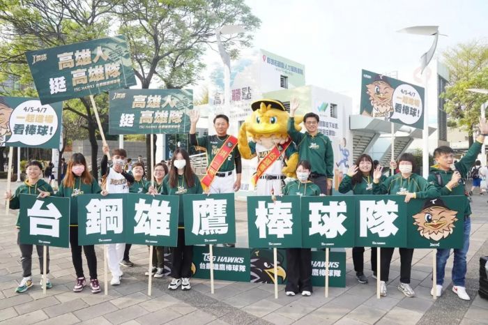 台鋼雄鷹攜手洪一中於高雄街頭熱情「拜票」，號召球迷支持主場開幕戰