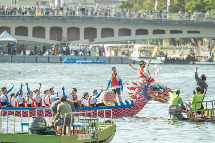 府會龍舟PK賽 陳其邁率市府團隊奪得勝利