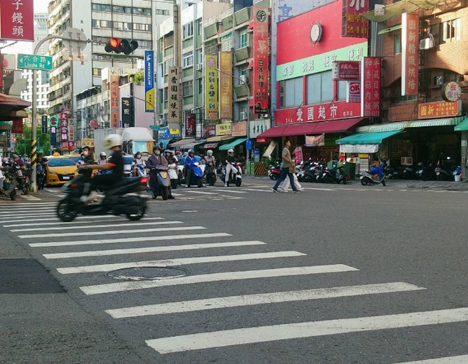 炎炎夏日！高雄市交通局調整路口號誌秒數，縮短機車等候時間