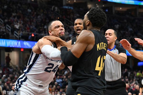 NBA球星米歇爾暴怒拽倒對手　全因下體被攻擊！網轟布魯克斯好髒