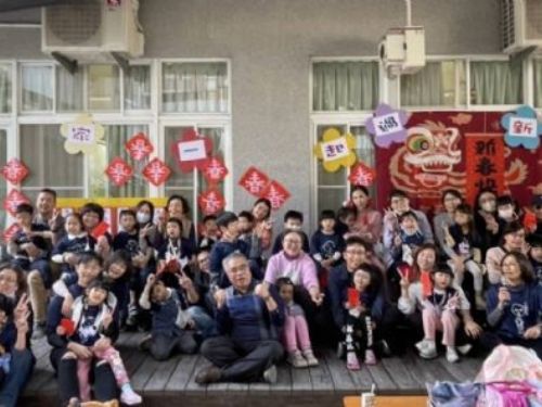 孩子們榕樹下的圍爐 河堤國小附設幼兒園親師生「榕樹下一起過年」