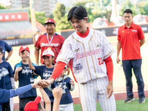 味全龍球星藍翊誠、劉俊緯參與暑期棒球體驗營 與學童「接棒未來」