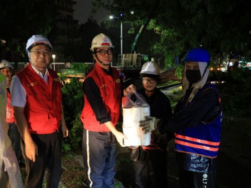 高雄市長陳其邁全力應對凱米颱風：慰勞工作人員，推動市容恢復