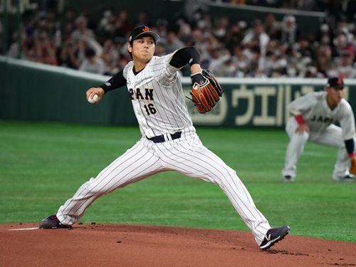 Shohei Otani 改變比賽的短打和 Kazuma Okamoto 的 5 個打點幫助他們擊敗意大利，連續第五次晉級半決賽。