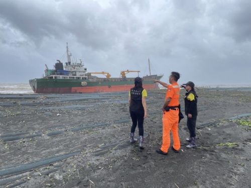 強颱凱米擱淺貨輪，屏東縣迅速應對避免環境污染