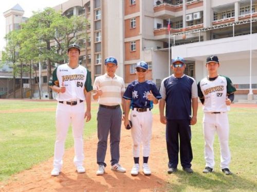 台鋼雄鷹傳承棒球精神，旗津國小校園熱情互動