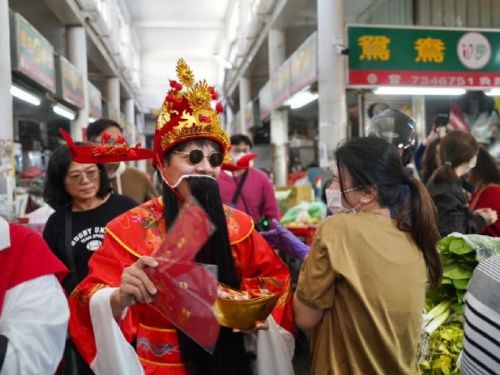 屏東中央市場迎新春，財神爺送福祝大家好運滿滿