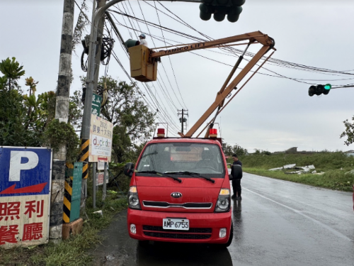 守護縣民的靜默英雄 屏警風雨中搶修號誌