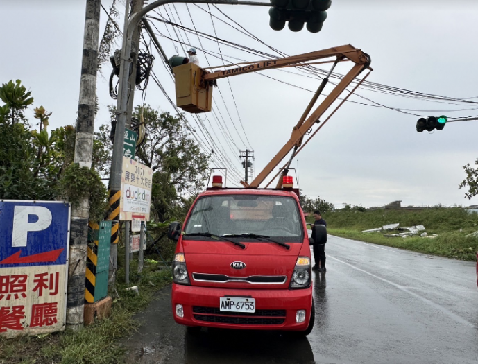 守護縣民的靜默英雄 屏警風雨中搶修號誌